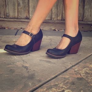 Like new! Brown leather Mary Janes 8.5